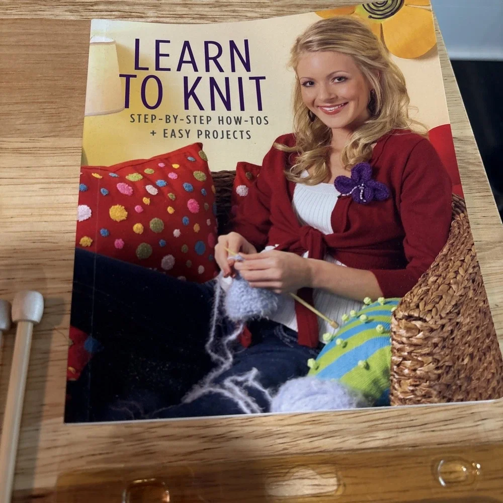 Cute Knitting Bunch With 4 Sets Of Needles And 3 Books